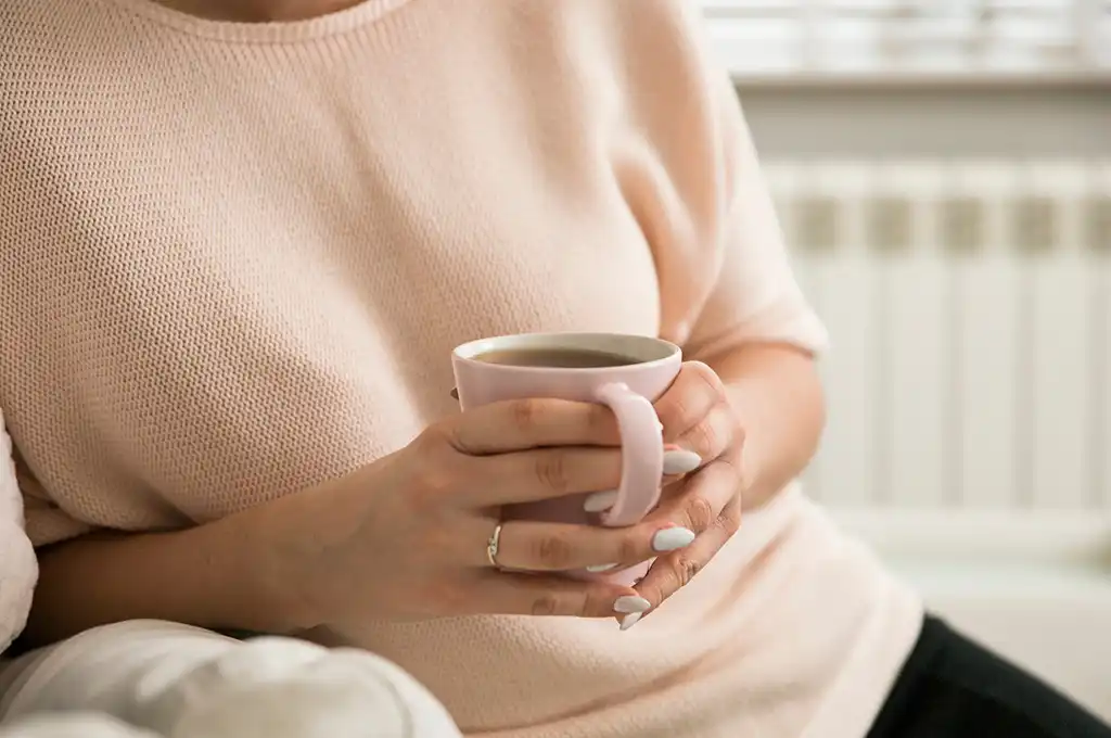 一位懷孕婦女喝茶